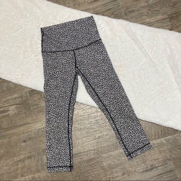 Lululemon Wunder Under Crop Hi-Rise Leggings Miss Mosaic Black Size 6 - Flaw - Picture 1 of 12